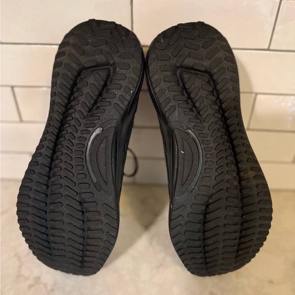 Size 8 Reebok running shoes - Picture 2 of 4